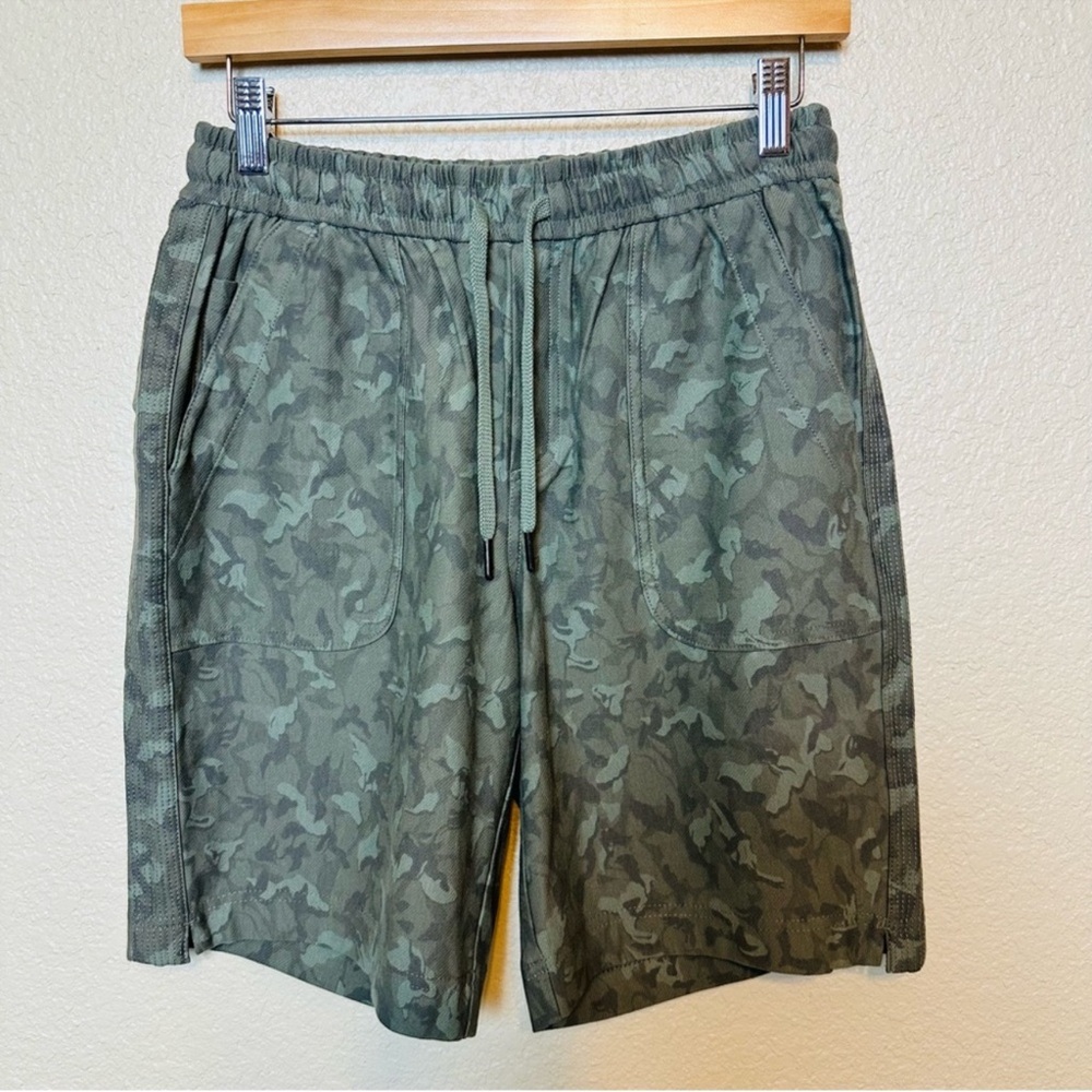 Athleta Farallon Bermuda Green Camo Shorts Size 4 - Picture 5 of 9